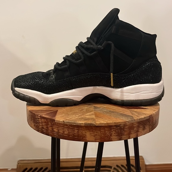 Jordan Other - GUC Black Gold Nike Jordan 11 Retro Premium “Heirless”- Size 9